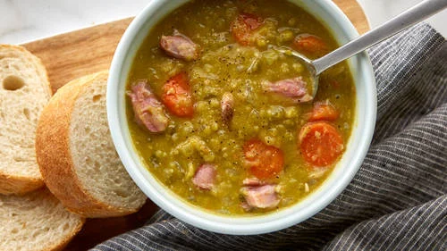 Pea and ham soup with bread