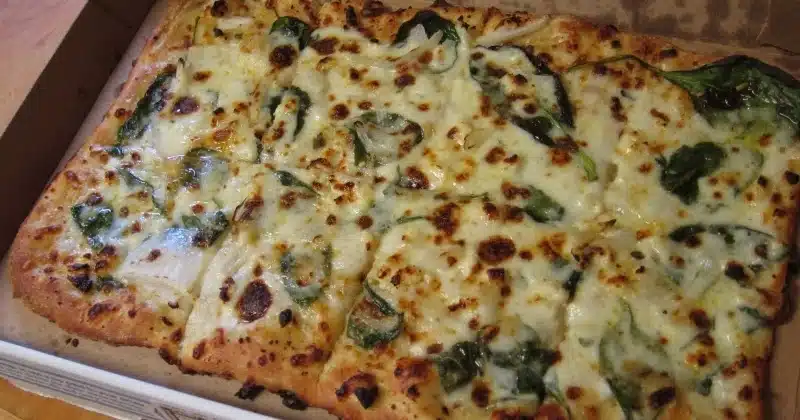 Domino's σπανάκι και πίτσα φέτα