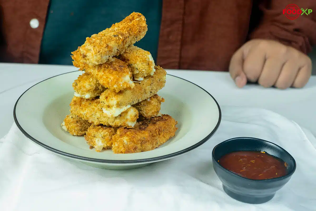 Serving Sonic Mozzarella Sticks